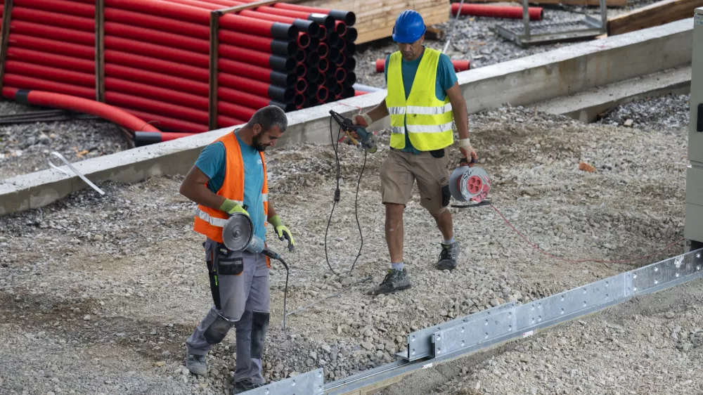 železniška postaja Ljubljanadelavcivarnost pri delu29.08.2025 - Ozelenjevanju nadstrešnic nad železniškimi peroni - gradbišče - gradnja glavne železniške postaja LjubljanaFoto: Nik Erik Neubauer 