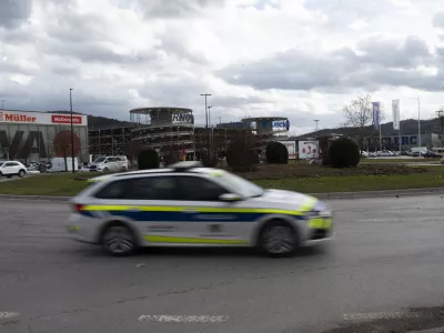 Policija nakupovalno središče Rudnikhitrost07.01.2025 - Jurčkova cesta, krožiščeFOTO: Nik Erik Neubauer 