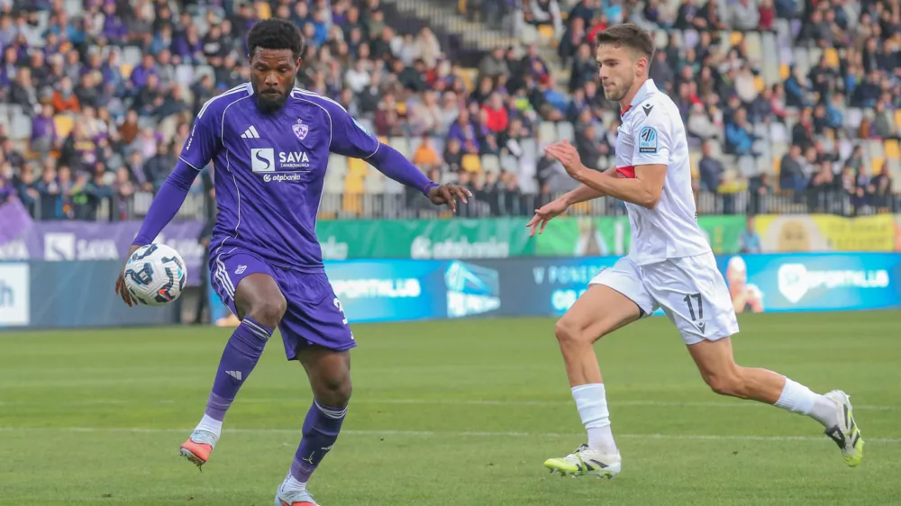 Slovenija, Maribor, 25.10.2025 - nogomet, 1.liga, NK Maribor, NK Primorje. Benjamin Tetteh (levo), Žane Bešir (desno) 