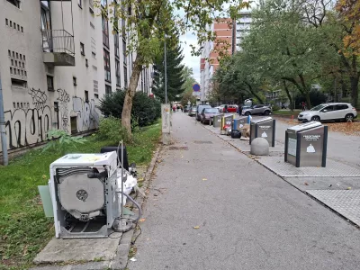 Smeti, umazanija in smrad okoli potopnih odlagališč vse bolj jezijo občane