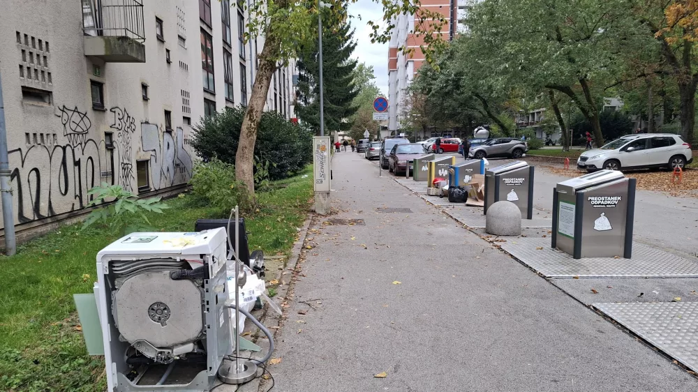 Smeti, umazanija in smrad okoli potopnih odlagališč vse bolj jezijo občane