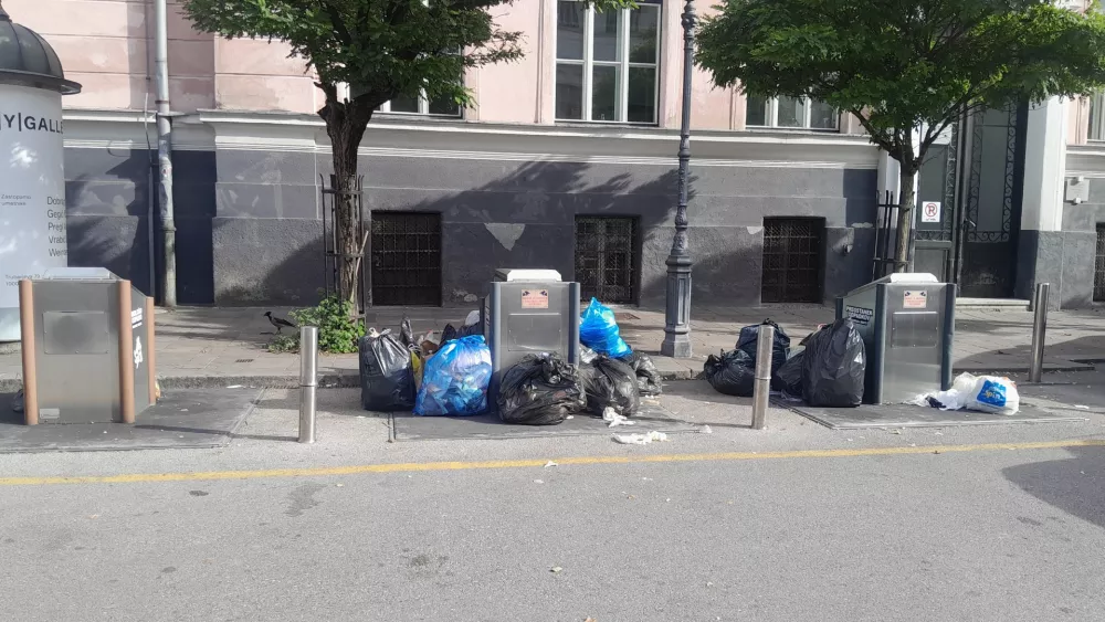 Smeti, umazanija in smrad okoli potopnih odlagališč vse bolj jezijo občane