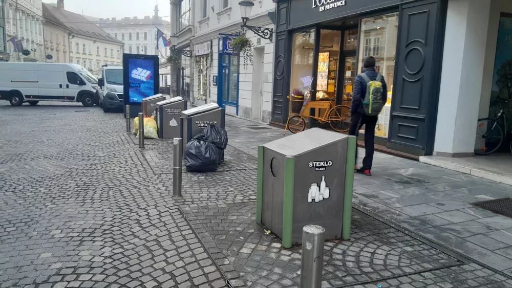 Smeti, umazanija in smrad okoli potopnih odlagališč vse bolj jezijo občane