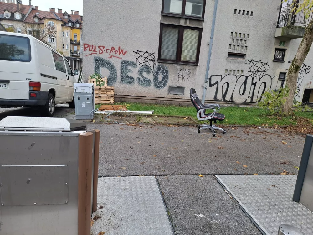 Smeti, umazanija in smrad okoli potopnih odlagališč vse bolj jezijo občane