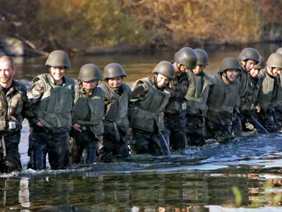 Štipendije za vojake krepko višje kot za socialne delavce in učitelje