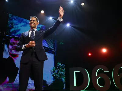 Democrats 66 (D66) party leader Rob Jetten waves as he speaks following the first exit poll result in the Dutch parliamentary elections in Leiden, Netherlands, October 29, 2025. REUTERS/Piroschka van de Wouw