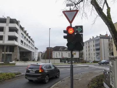 - 12.12.2023 – križišče Karlovška cesta – Predor pod Gradom - semafor - prometni znak zelena puščica za zavijanje desno pri rdeči luči -  //FOTO: Luka Cjuha