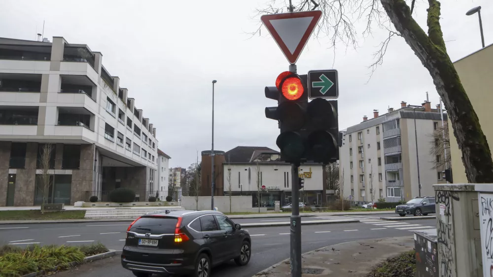 - 12.12.2023 – križišče Karlovška cesta – Predor pod Gradom - semafor - prometni znak zelena puščica za zavijanje desno pri rdeči luči -  //FOTO: Luka Cjuha