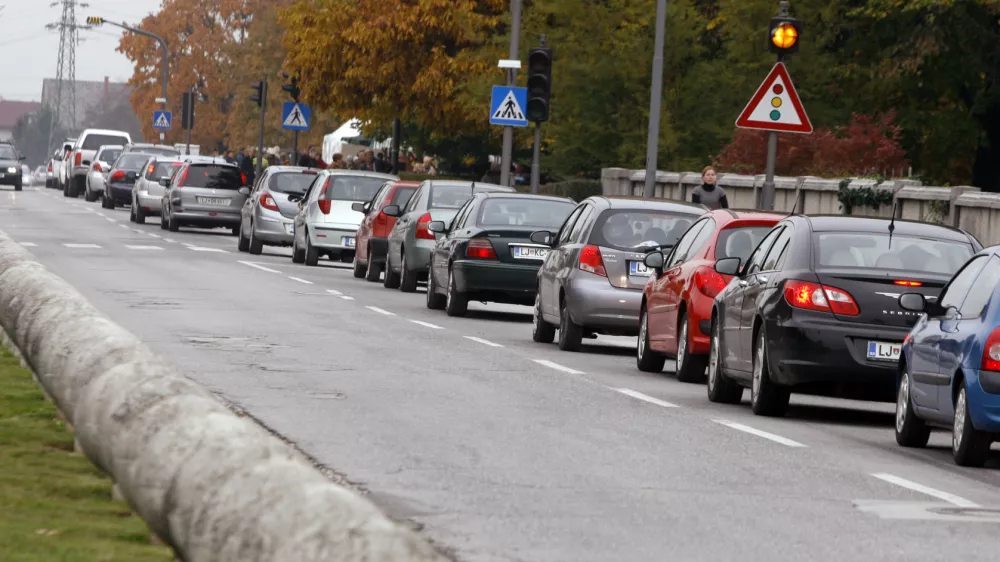 prometni zastoj pri žalah- pokopališče ljubljanske Žale - urejenje grobov - Dan spomina na mrtve, dan mrtvih//FOTO: Bojan Velikonja
