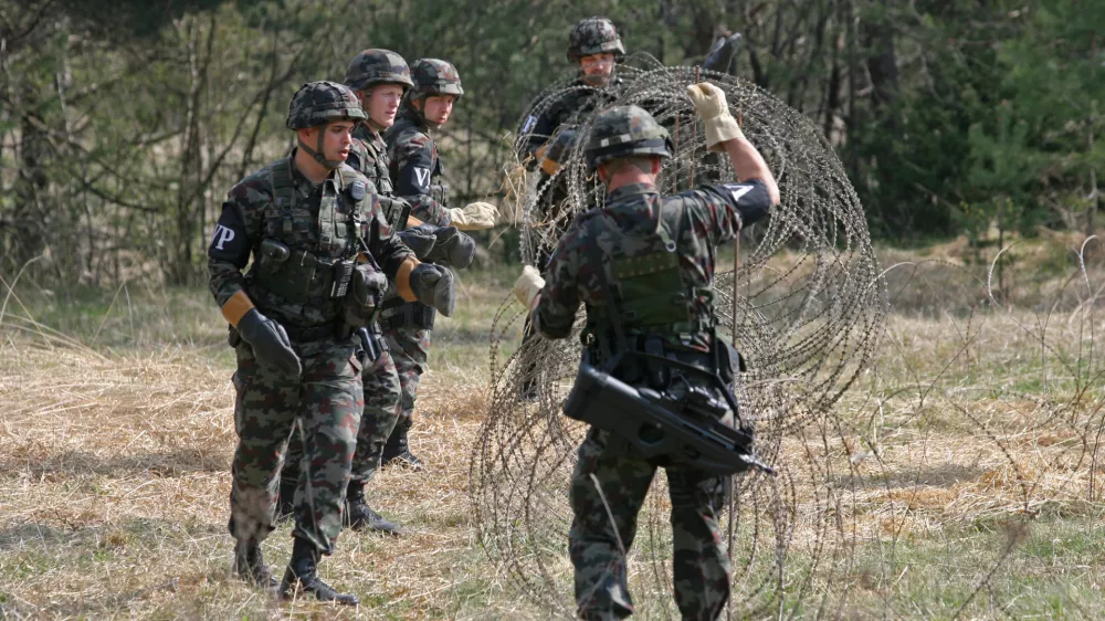 prikaz vaje - pripadniki vojaške policije pri urjenju postopkov z vojnimi ujetniki- vojaško vadišče Poček pri Postojni - Slovenska vojska (SV) - enota vojaška policija (VP) - 17. bataljon vojaške policije VP SV//FOTO: Luka CjuhaOPOMBA: ZA OBJAVO V ČASOPISU DNEVNIK