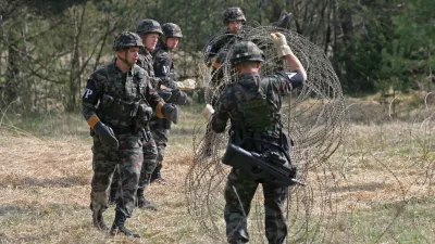 prikaz vaje - pripadniki vojaške policije pri urjenju postopkov z vojnimi ujetniki- vojaško vadišče Poček pri Postojni - Slovenska vojska (SV) - enota vojaška policija (VP) - 17. bataljon vojaške policije VP SV//FOTO: Luka CjuhaOPOMBA: ZA OBJAVO V ČASOPISU DNEVNIK