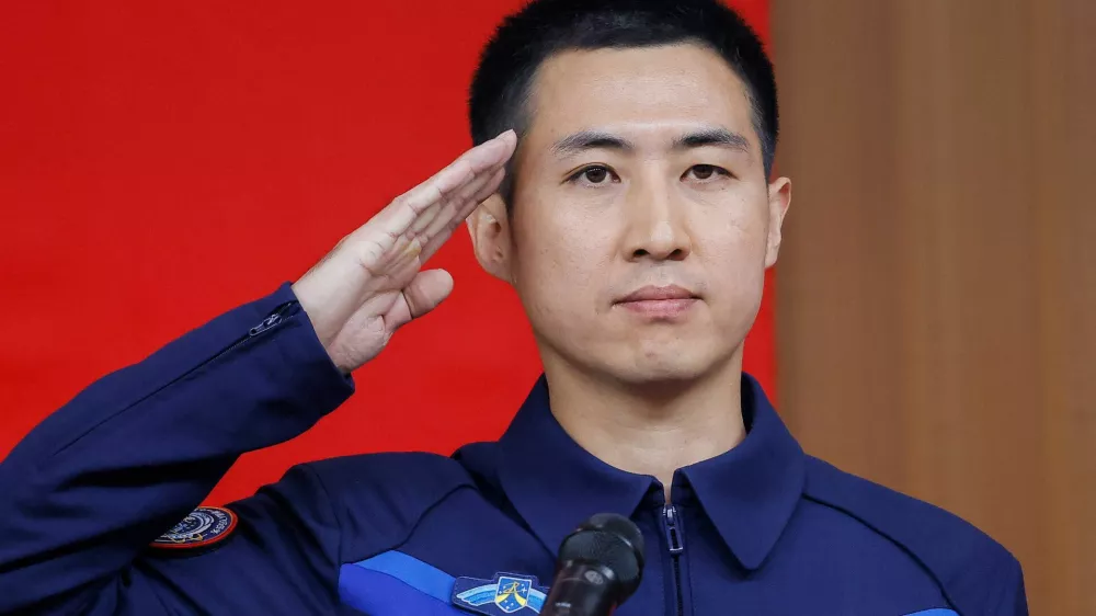 Astronaut Wu Fei salutes during a press conference before the Shenzhou-21 spaceflight mission to China's Tiangong space station, at Jiuquan Satellite Launch Center, near Jiuquan, Gansu province, China, October 30, 2025. REUTERS/Maxim Shemetov