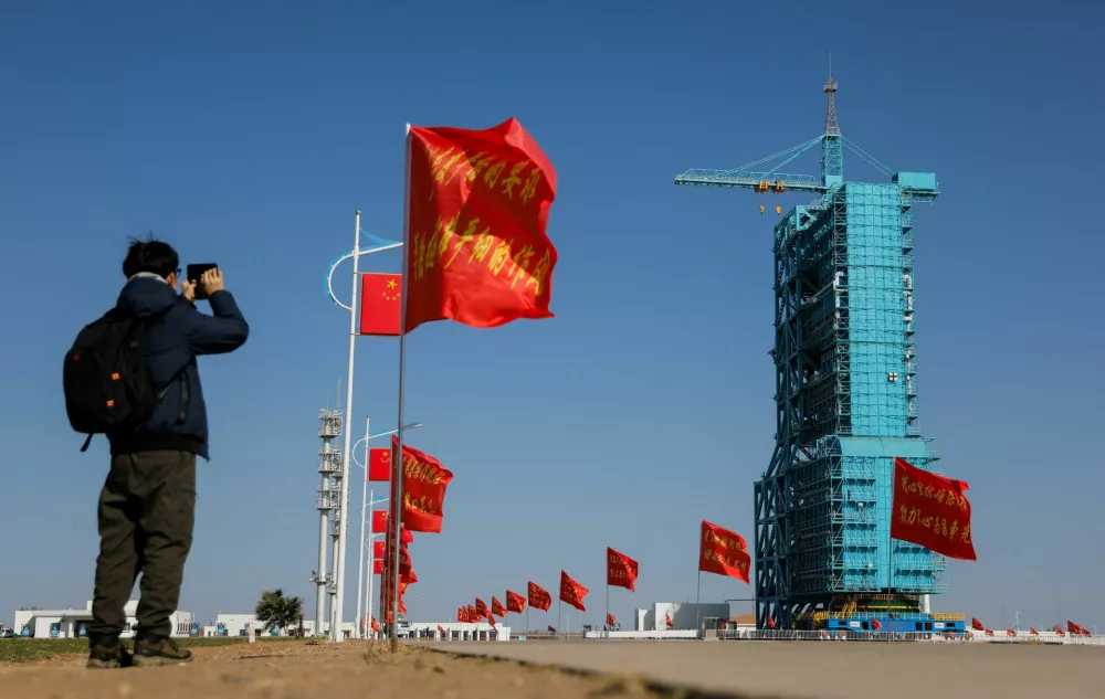 A journalist captures the launch pad for the Long March-2F rocket, ahead of the Shenzhou-21 spaceflight mission to China's Tiangong space station, at the Jiuquan Satellite Launch Center, near Jiuquan, Gansu province, China, October 30, 2025. REUTERS/Maxim Shemetov