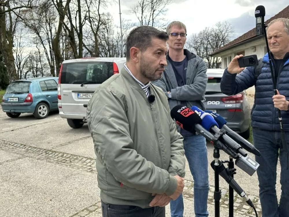 Crnomelj.Izjava za medije v sklopu shoda predstavnikov romske skupnosti.Obcinski svetnik Obcine Crnomelj Bozo Rozman.