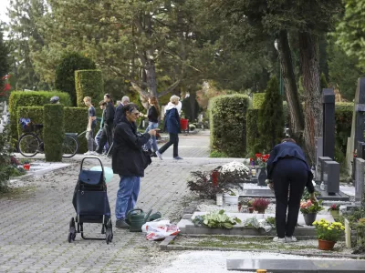 28.10.2024 - pokopališče Žale - urejanje grobov pred praznikom dan mrtvih - prodaja cvetjaFOTO: LUKA CJUHA