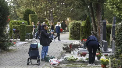 28.10.2024 - pokopališče Žale - urejanje grobov pred praznikom dan mrtvih - prodaja cvetjaFOTO: LUKA CJUHA