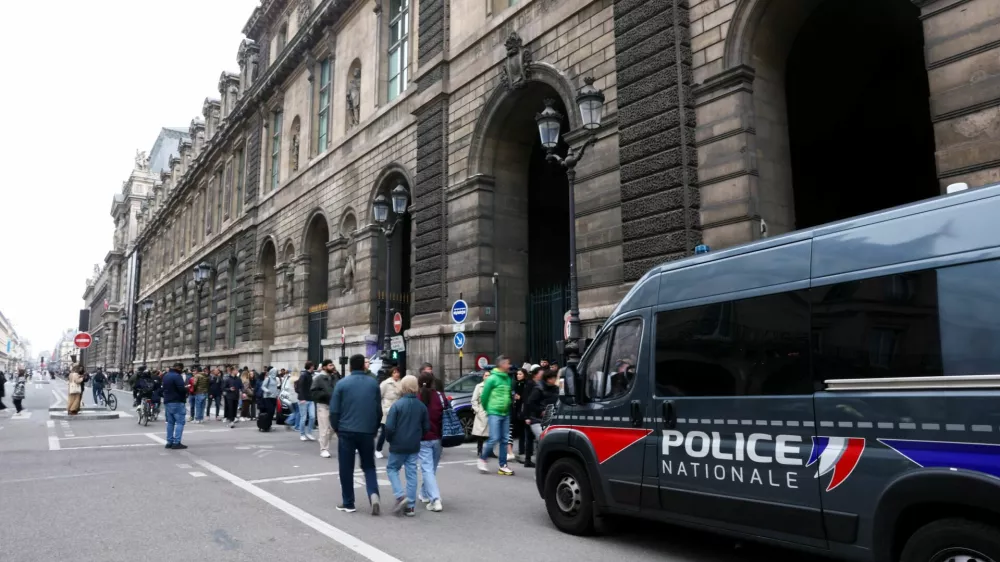 Police vehicle stands near the entrance to the Louvre museum after reports of a robbery, in Paris, France, October 19, 2025. REUTERS/Gonzalo Fuentes