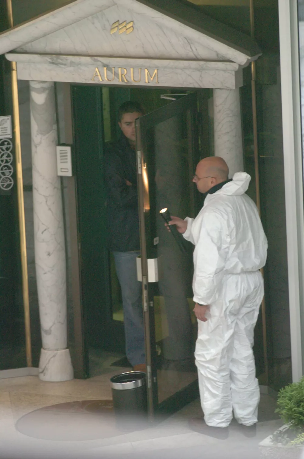 kriminalisti in forenziki, vhod v trezor SKB banke - oborožen rop SKB banke na Slovenski cesti v Ljubljani,depotna hiša AURUM, bančni rop - neznanci izpraznili sefe SKB-banke na ljubljanskem Bavarskem dvoru //FOTO: Bojan VelikonjaOPOMBA: ZA OBJAVO V ČASOPISU DNEVNIK