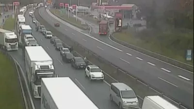 Že na Lomu je dolga vrsta. / Foto: Dars