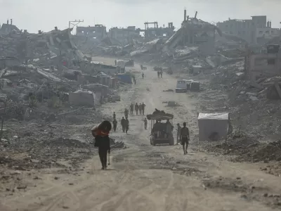 FILED - 24 October 2025, Palestinian Territories, Gaza City: Palestinians inspect their destroyed homes and neighborhoods in the Safatawi area, north of Gaza City, following the withdrawal of Israeli forces and the ceasefire. Photo: Omar Ashtawy/APA Images via ZUMA Press Wire/dpa