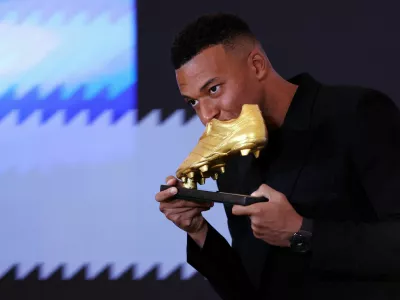 Soccer Football - Kylian Mbappe receives the European Golden Boot - Santiago Bernabeu, Madrid, Spain - October 31, 2025 Real Madrid's Kylian Mbappe celebrates with the European Golden Boot trophy REUTERS/Violeta Santos Moura   TPX IMAGES OF THE DAY