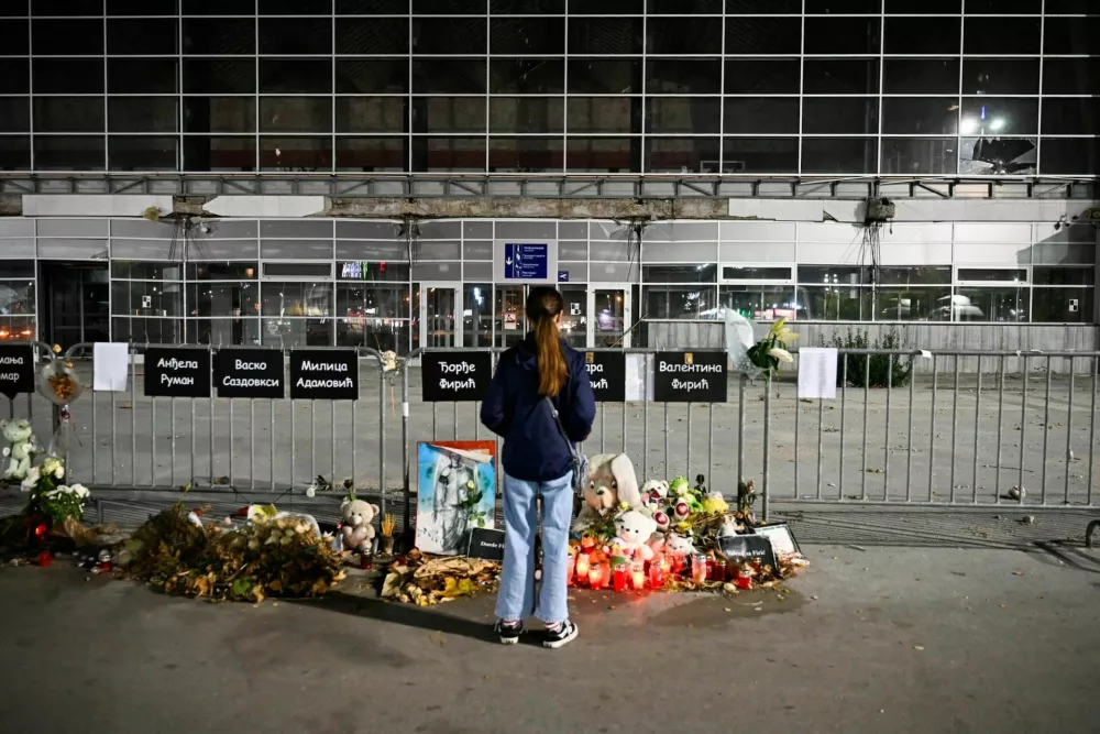 Novi Sad, Srbija. Železniška postaja, kjer se je 1. novembra 2024 zrušila nadstrešnica in ubila 16 ljudi. Prva obletnica.31. 10. 2025Foto: Nik Erik Neubauer