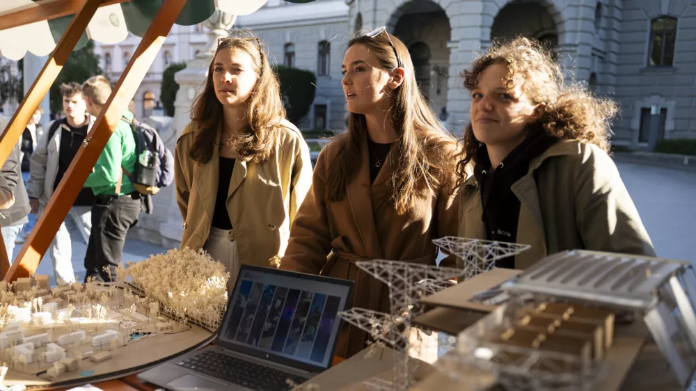 študenti01.10.2025 - tradicionalni Pozdrav brucem, ki ga pripravlja Univerza v Ljubljani skupaj s Študentskim svetom Univerze v LjubljaniFOTO: Nik Erik Neubauer