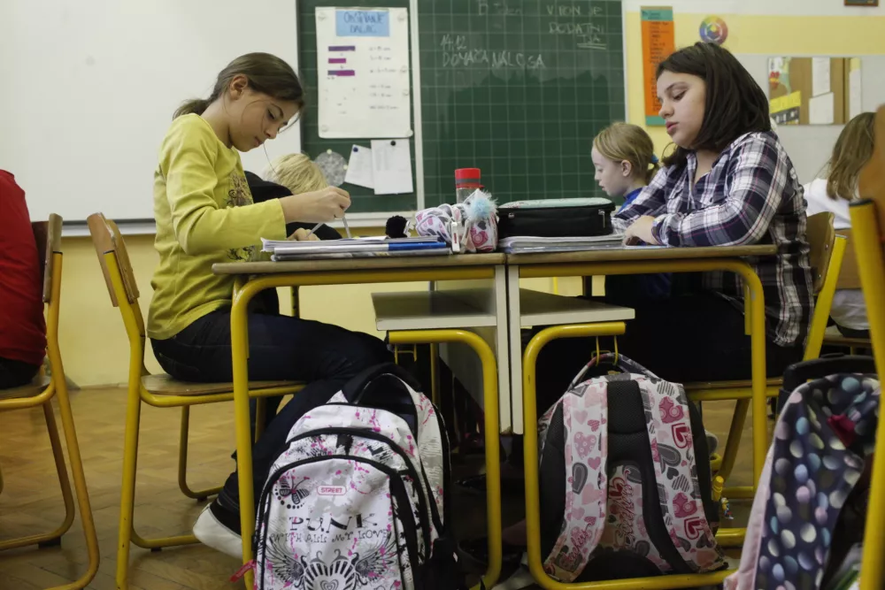 - šolstvo - osnovnošolci - učenci - pouk - - Osnovna šola Ledina, Komenskega ulica 19 //FOTO: Luka Cjuha