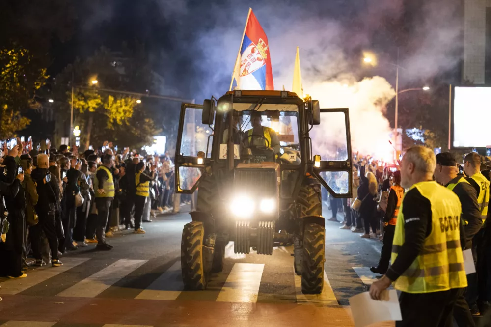 1. obletnica padca nadstreška31.10.2025 - Prihod študentov iz cele Srbije v Novi Sad, Bulevar oslobođenjaSpominski shod v Novem Sadu eno leto po padcu nadstreška na železniški postaji v Novem Sadu, ki je zahteval življenja 16 ljudi in zanetil množične protivladne proteste, Novi Sad, Srbija. FOTO: Nik Erik Neubauer