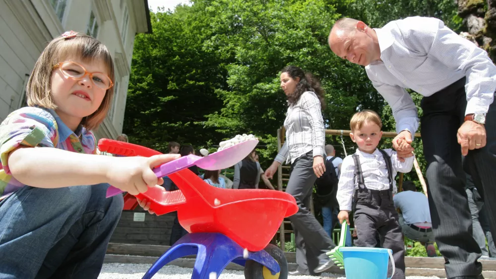 - Mednarodni dan družine - izjava za medije ministra za delo, družino in socialne zadeve Ivana Svetlika ob srečanju z družino z več otroki, posvojiteljsko družino, družino z istospolnima partnerjema, rejniško in enostarševsko družino  //FOTO: Luka Cjuha