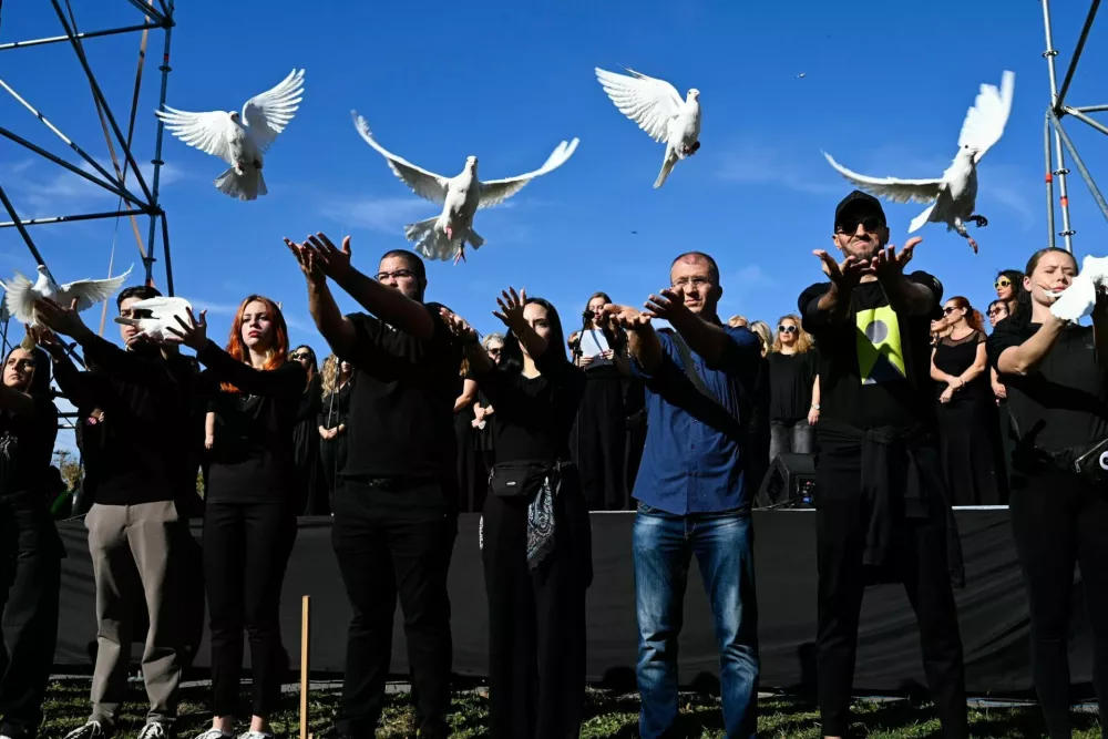 Novi Sad, protest ob prvi obletnici zrušitve nadstrešnice, spuščanje golobobFoto: Nik Erik Neubauer