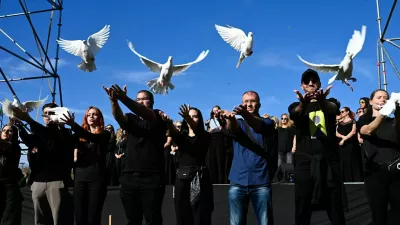 Novi Sad, protest ob prvi obletnici zrušitve nadstrešnice, spuščanje golobobFoto: Nik Erik Neubauer