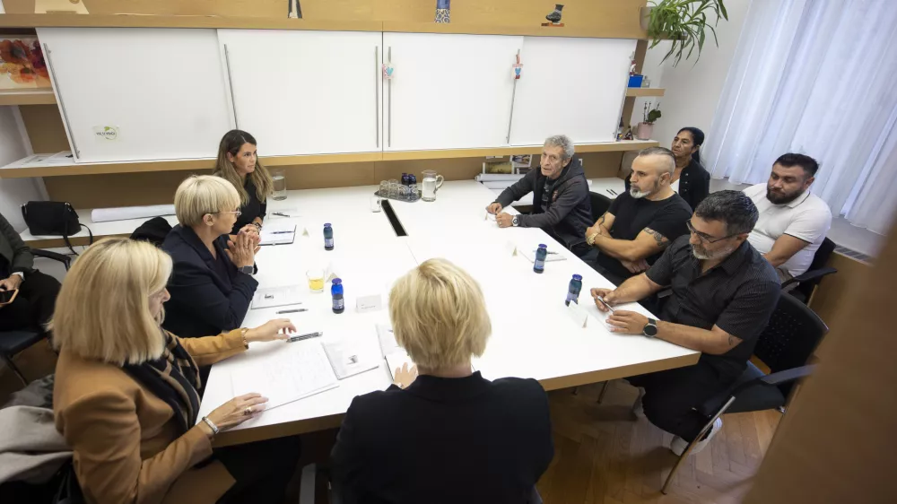 Predsednica republike Nata&scaron;a Pirc Musar v Novem mestu tudi s predstavniki romske skupnosti.