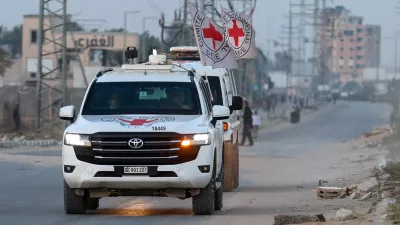 FILE PHOTO: Red Cross transports the body of a deceased hostage, who had been held in Gaza since the deadly October 7, 2023, attack on Israel by Hamas, after it was handed over by Hamas militants as part of a ceasefire and a hostages-prisoners swap deal between Hamas and Israel, in Deir Al-Balah, in the central Gaza Strip, October 30, 2025. REUTERS/Ramadan Abed/File Photo