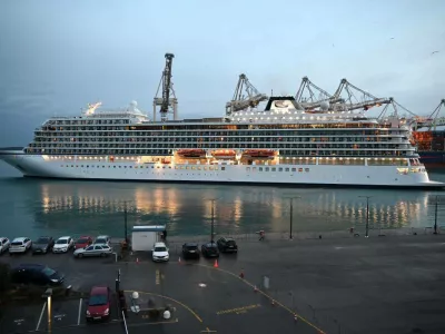 Ladja Viking Saturn s 856 potnikov na krovu je prva križarka, ki je v letu 2025 priplula v Koper. F MOK 