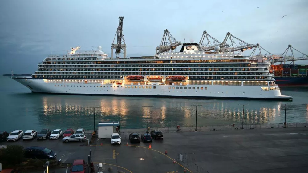 Ladja Viking Saturn s 856 potnikov na krovu je prva križarka, ki je v letu 2025 priplula v Koper. F MOK 