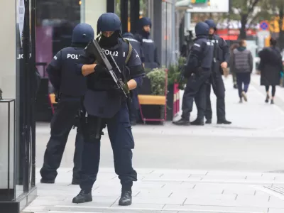 ﻿3.11.2020 - Dunaj, Avstrija - teroristični napad - dan po napadu - policija
