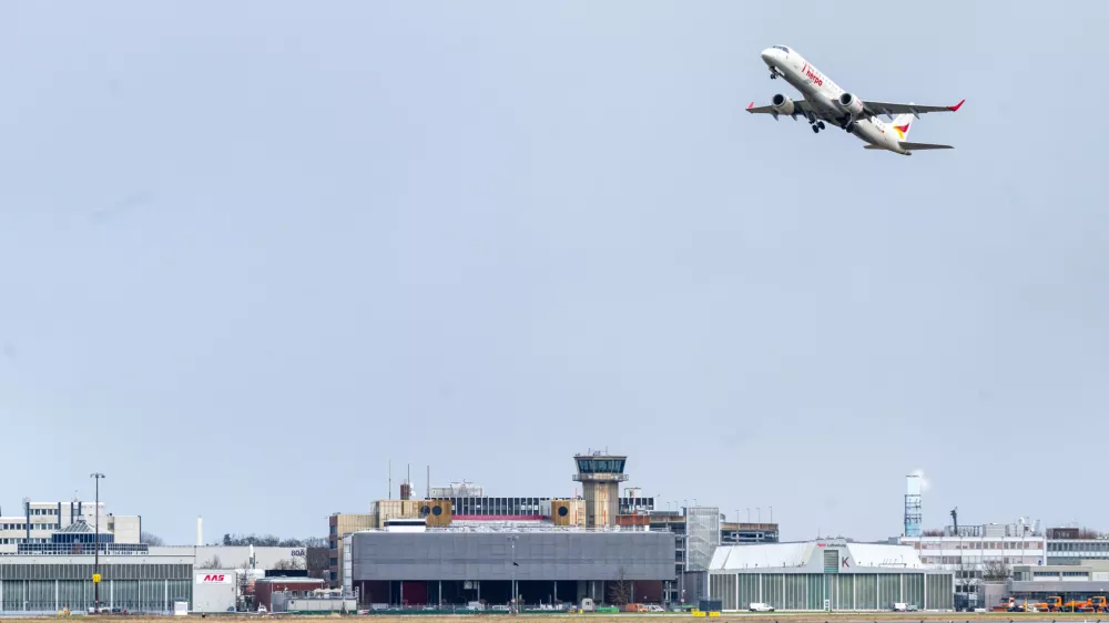 FILED - 29 January 2025, Bremen: An airplane takes off from Bremen Airport. Photo: Sina Schuldt/dpa