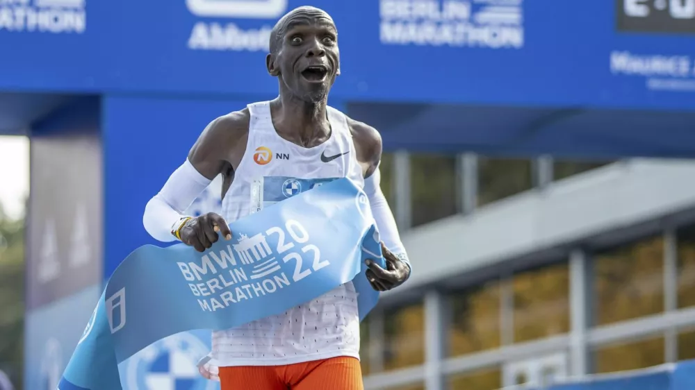 25 September 2022, Berlin: Athletics: Marathon, Decision(s) Marathon. Eliud Kipchoge crosses the finish line first at the BMW Berlin Marathon after 2:01:09 hours and thus a world record. Photo by: Andreas Gora/picture-alliance/dpa/AP Images
