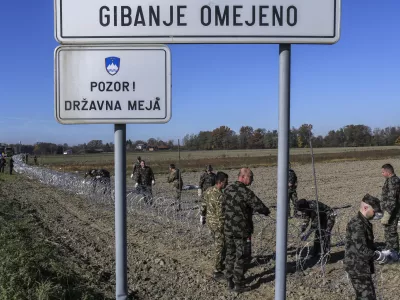 ﻿- 11.11.2015 - Gibina v Občini Razkrižje ob reki Muri - slovenska vojska je na meji s Hrvaško začela postavljati prve tehnične ovire oziroma žičnato ograjo, ki bo usmerjala prebežnike proti nadzornim vstopnim točkam - začasna usmerjevalna in varovana žičnata ograja - schengensko območje tabla pozor državna meja - gibanje omejeno   - Begunci 2015 - migracije po zahodni balkanski poti - migracijska pot beguncev iz Sirije, Afganistana in Iraka čez Balkan proti zahodni Evropi - evropska begunska kriza - migranti   //FOTO: Jaka Gasar