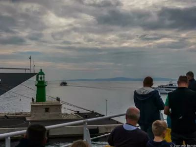 18.10.2025., Split - Trajektna na liniji Split Supetar i tmurno vrijeme nesmeta turistima koji putuju na Brac. Photo: Zvonimir Barisin/PIXSELL