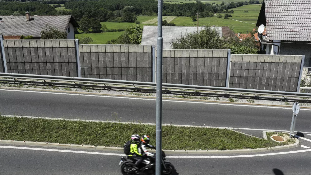 Pravniki “raztrgali” vladno uredbo