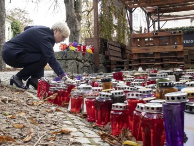Novo mesto.Predsednica republike Natasa Pirc Musar je pred klubom LokalPatriot prizgala sveco v poklon Alesu Sutarju, ki je na tem mestu pred tednom dni tragicno izgubil zivljenje.