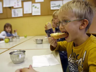Osnovna šola Prule- Tradicionalni slovenski zajtrk 2011 po slovenskih vrtcih in osnovnih šolah - otroci in šolarji so prvo šolsko uro zajtrkovali črni kruh, med, maslo, mleko in jabolka slovenskega izvora.//FOTO: Bojan Velikonja