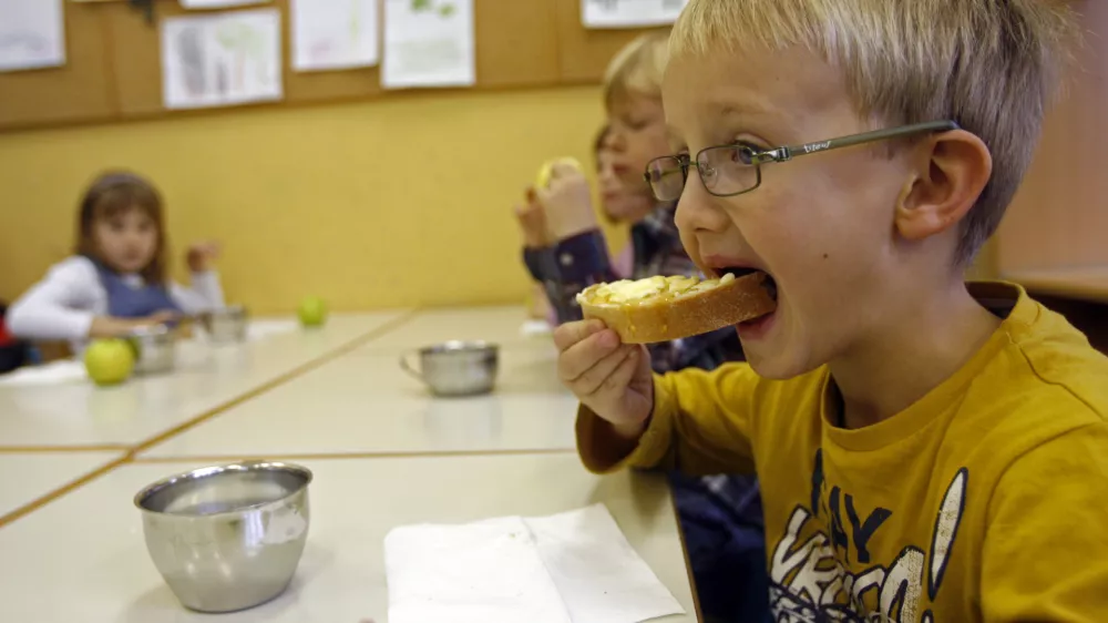 Osnovna šola Prule- Tradicionalni slovenski zajtrk 2011 po slovenskih vrtcih in osnovnih šolah - otroci in šolarji so prvo šolsko uro zajtrkovali črni kruh, med, maslo, mleko in jabolka slovenskega izvora.//FOTO: Bojan Velikonja