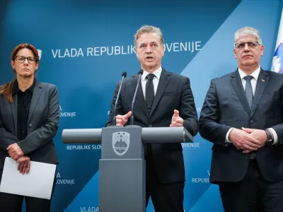 Ljubljana, vlada RS.Izjava za medije predsednika vlade Roberta Goloba in resornih ministrov glede tragicnega dogodka smrtonosnega napada v Novem mestu.Ministrica za pravosodje Andreja Katic, predsednik vlade Robert Golob in minister za notranje zadeve Bostjan Poklukar.