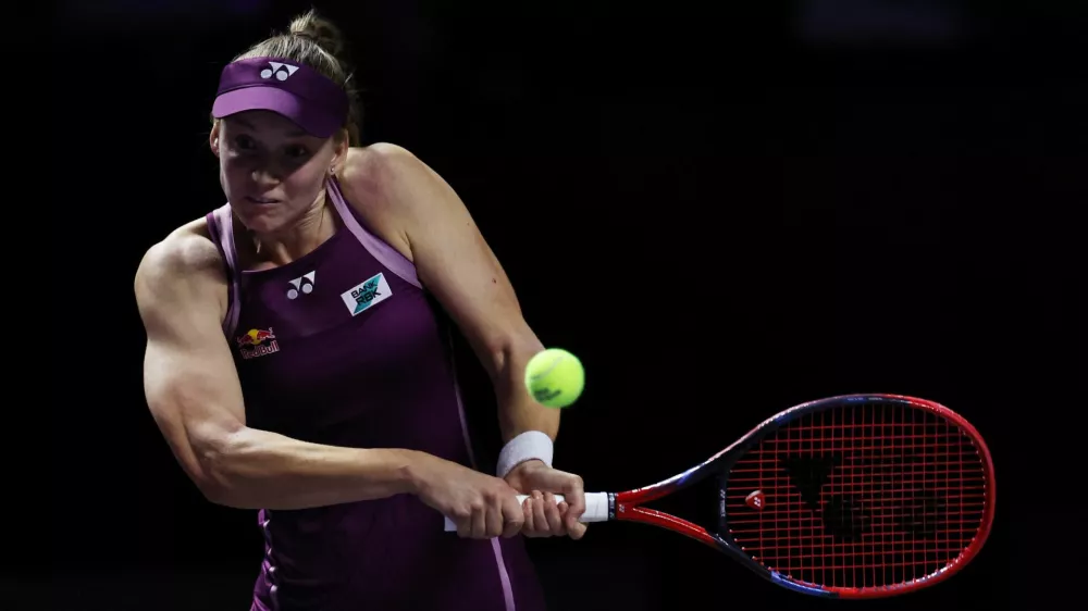 Tennis - WTA Finals - Riyadh - King Saud University Indoor Arena, Riyadh, Saudi Arabia - November 3, 2025 Kazakhstan's Elena Rybakina in action during her group stage match against Poland's Iga Swiatek REUTERS/Hamad I Mohammed