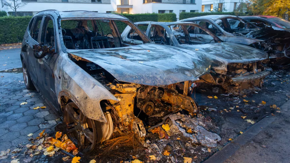 03 November 2025, Hamburg: Burnt-out vehicles stand on a street in the Othmarschen district of western Hamburg, after a car belonging to Bernd Baumann, Parliamentary Secretary of the AfD parliamentary group, goes up in flames in front of his house. Police confirm that the state security service is investigating. Photo: Bodo Marks/dpa