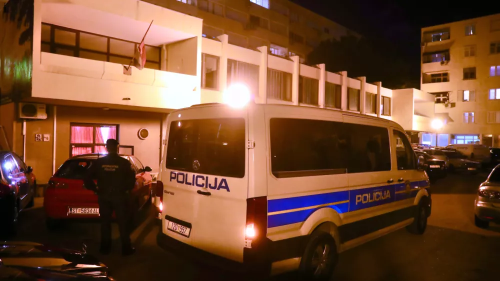 03.11.2025.,Split-Policija ispred prostora kotara Blatine gdje se trebao odrzati dogadjaj u organizaciji Srpskog narodnog vijeca. Photo: Ivo Cagalj/PIXSELL