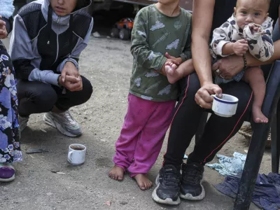 - romsko naselje Dobruška vas- 19.09.2024 - V Kulturnem domu v Škocjanu je bila seja Medresorske vladne komisije za urejanje položaja Romov, medtem bo pred kulturnim domom tudi protestni shod//FOTO: Jaka Gasar / Foto: Jaka Gasar